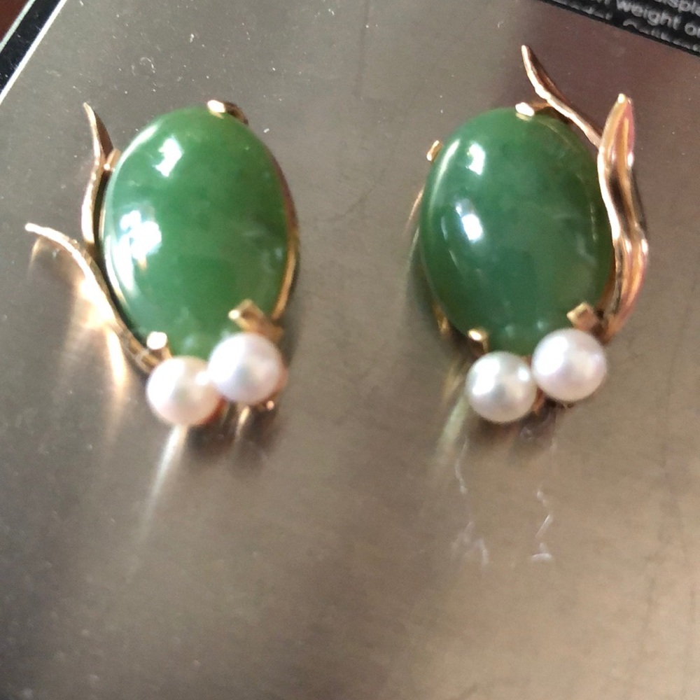 Two 14k yg lady’s pins nephrite Jade cabochon